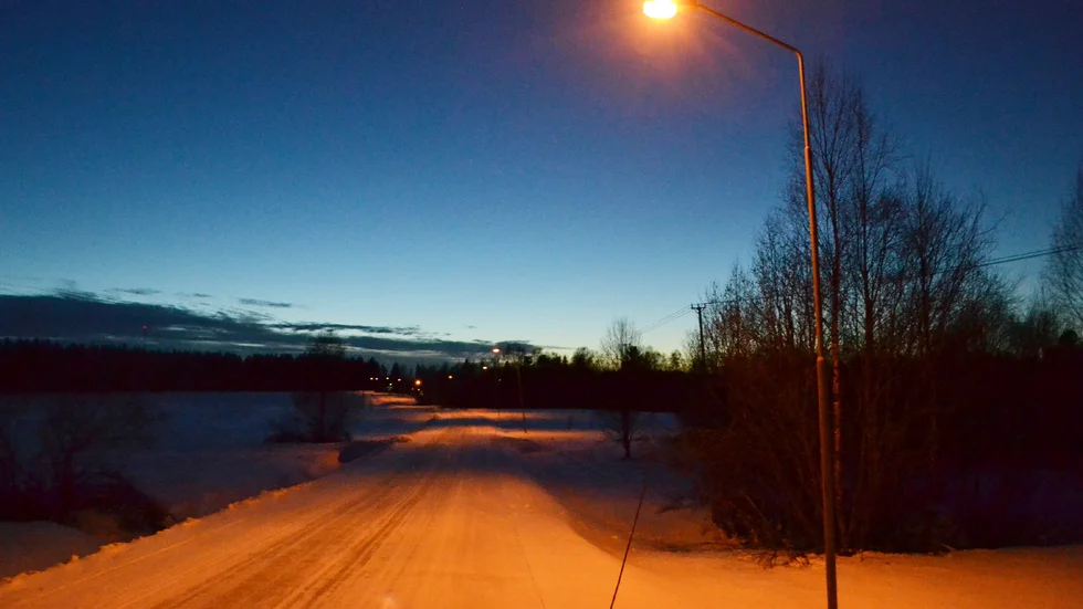 Den här belysningen skulle trafikverket inte acceptera. Det är för långt mellan lamporna och blir mörka partier där mellan. Foto: Yvonne Rönngren.