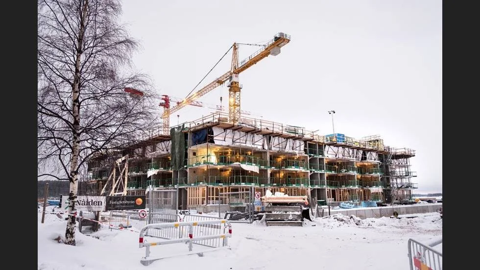 En snöhög intill byggnaden dämpade mannens fall. "Det var kanske därför han klarade sig", säger Stefan Eriksson som är vd på Nåiden bygg. Bild: Elisabeth Hedman/Norrbottens Media