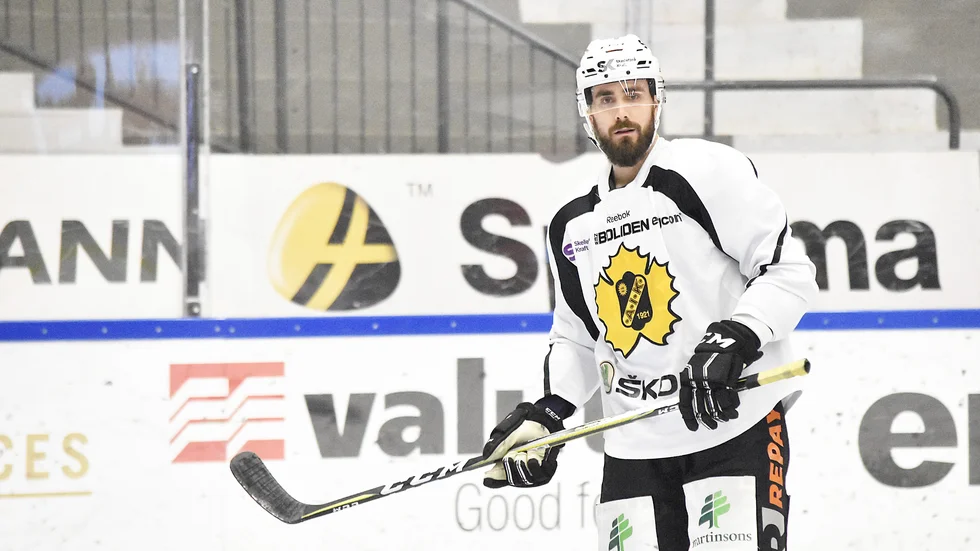 INTE HELT NÖJD. Morgan Ellis har stått för fyra assist men är utan mål efter 22 matcher i SHL. "Jag vill hitta en högre lägstanivå och vara mer konsekvent i mitt spel", säger han inför AIK:s bortaturné. Foto: Arvid Marklund.