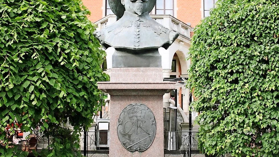 Staty av Gustav II Adolf utanför rådhuset i Umeå. Foto: Wikipedia
