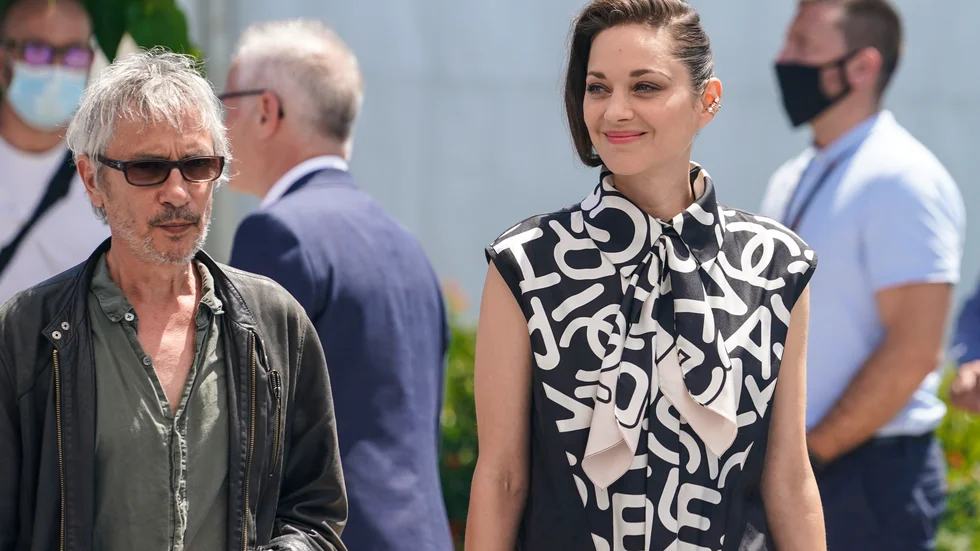 Filmen Annette visades på filmfestivalen i Norrköping i helgen. Den har även premiär på ordinarie bio i mitten av december. Fr v: regissör Leos Carax och Marion Cotillard.