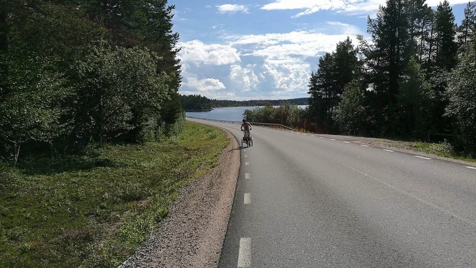 Rullar fram. Fredrik cyklar på vad han benämner som en pensionärscykel, främst lämpat för att cykla till butiken och handla mat.