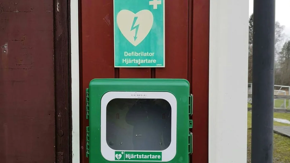 Här skulle hjärtstartaren ha suttit.