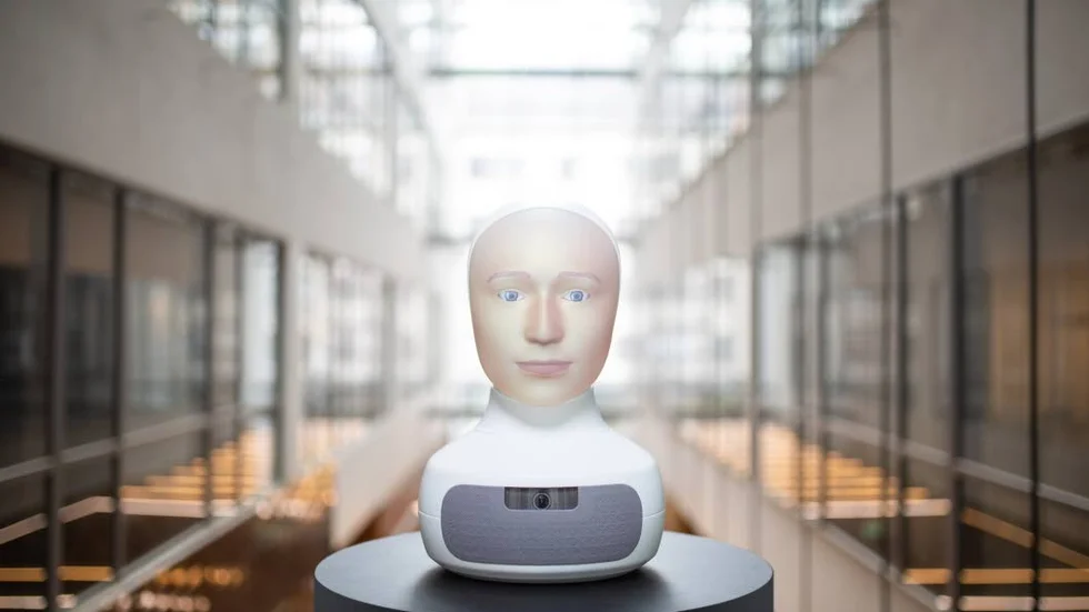 Den sociala roboten Furhat från svenska Furhat Robotics är en av många smarta uppfinningar som besökaren kommer att möta i storsatsningen Robot! på Arbetets museum.