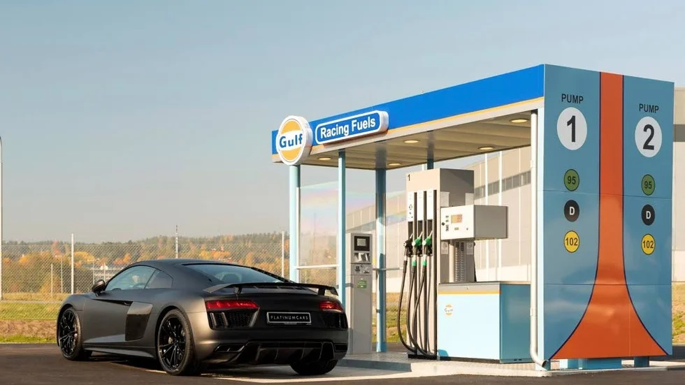 Macken, som ägs av Platinum Cars,och med Gulfs klassiska retrofärger, öppnade för någon vecka sedan, först i Norden med konceptet.