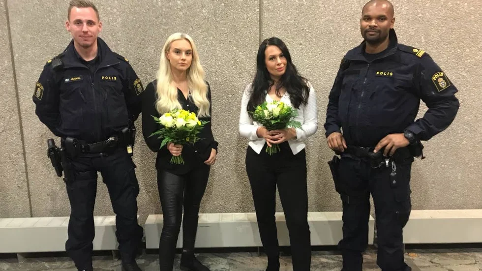 Saga Helin och Johanna Karlsson hyllas av polisen för att de avbröt en pågående överfallsvåldtäkt. Här syns de tillsammans med områdespoliserna Joachim Johansson och Benjamin Prom.