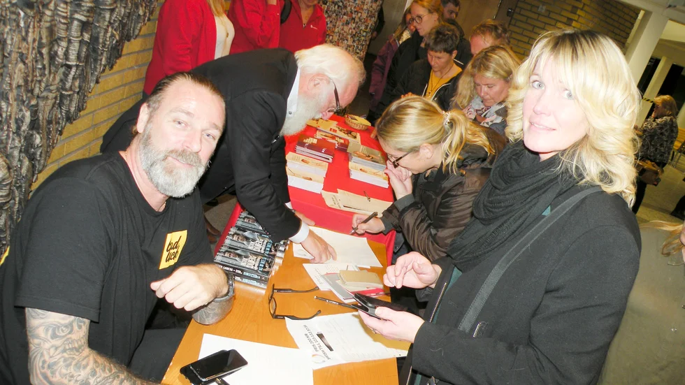 Patrik Sjöberg berättar i sin nya bok om helvetet med en extrapappa som var pedofil. Helena Sundin bokade en bok.