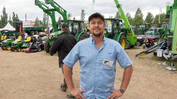 – Det är jätteroligt att det varit så många besökare i år, säger Henrik Lavin vd på Norrmaskiner i Orrliden.