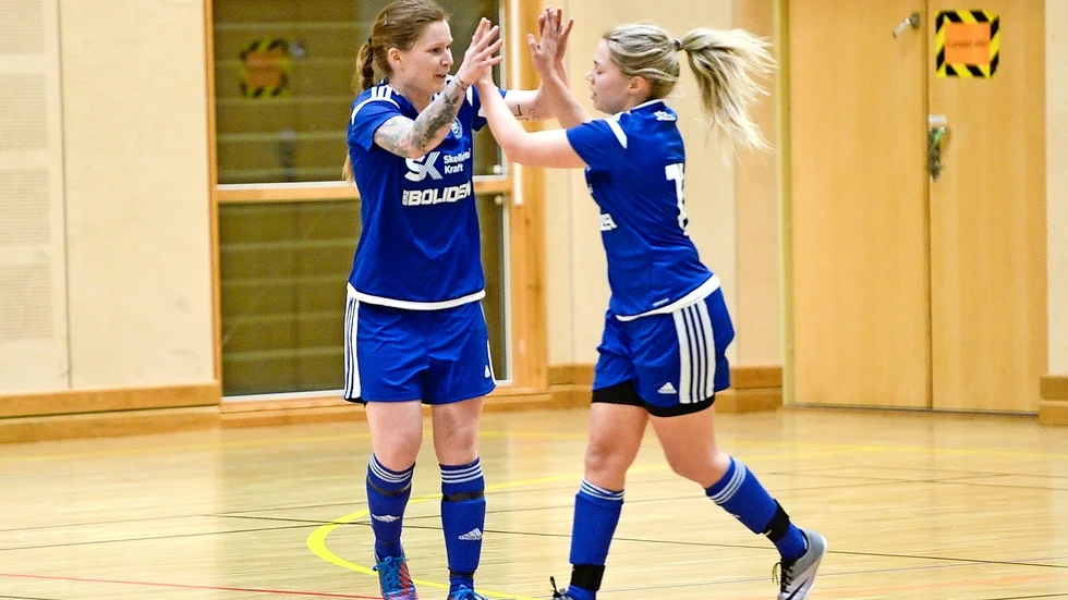 Edit Johansson (vänster) har tidigare spelat futsal i Clemensnäs. Nu har hon tillsammans med Lina Holmlund (höger) startat upp ett eget lag i Skellefteå FF. 