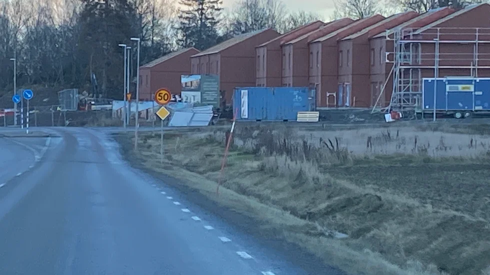 Här, längs Bredsandsvägen, vid gamla Nynäs skulle det endast   få bli en förskola eller högst tre villtomter. 