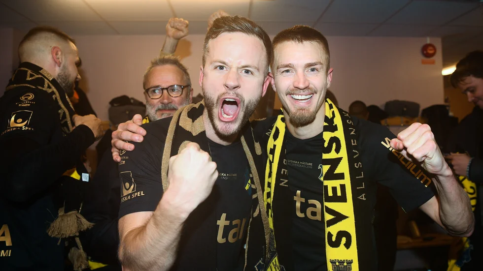 AIK Solnas Robert Lundström och Rasmus Lindkvist (höger) jublar efter SM-guldet i fotboll. 