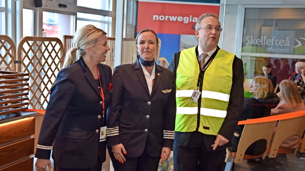Så såg det ut den 27 mars i fjol, Flygplatschefen Robert Lindberg välkomnade Norwegians besättning som bland annat bestod av två tidigare Skelleftebor, kaptenen Jessica Granlund och kabinchefen Eva Marqvardsen (t v).