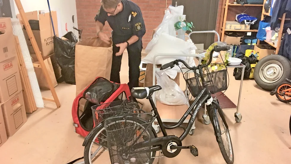 Cyklar, cykelkärra, prydnadssaker, filtar, kuddar – listan kan göras lång. Polisen misstänker att kvinnan stulit en mängd saker den 14 oktober på Älvsbacka i Skellefteå.