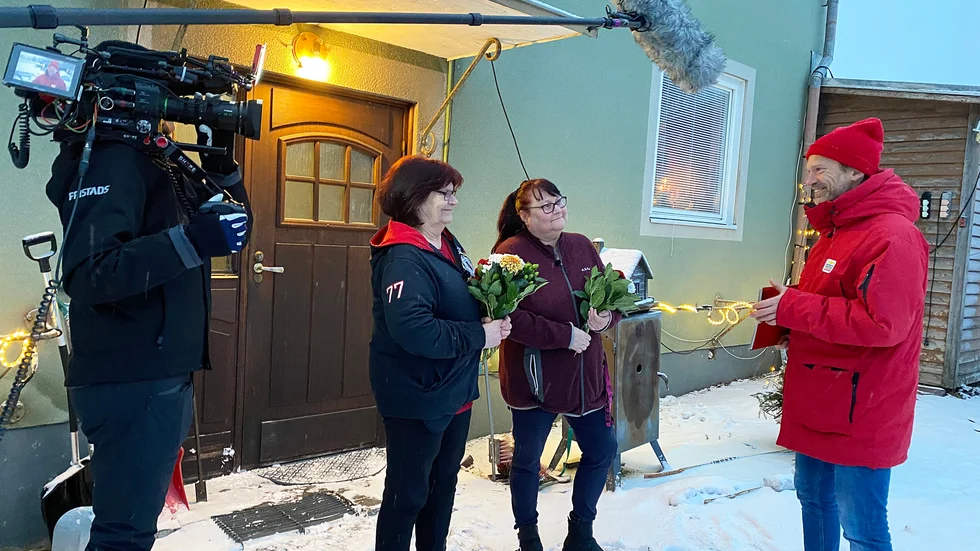 Britt Mari Lidén och Susanne Lidén blev både förvånade och glada när ett tv-team med Jesper Blomqvist i spetsen knackade på dörren.