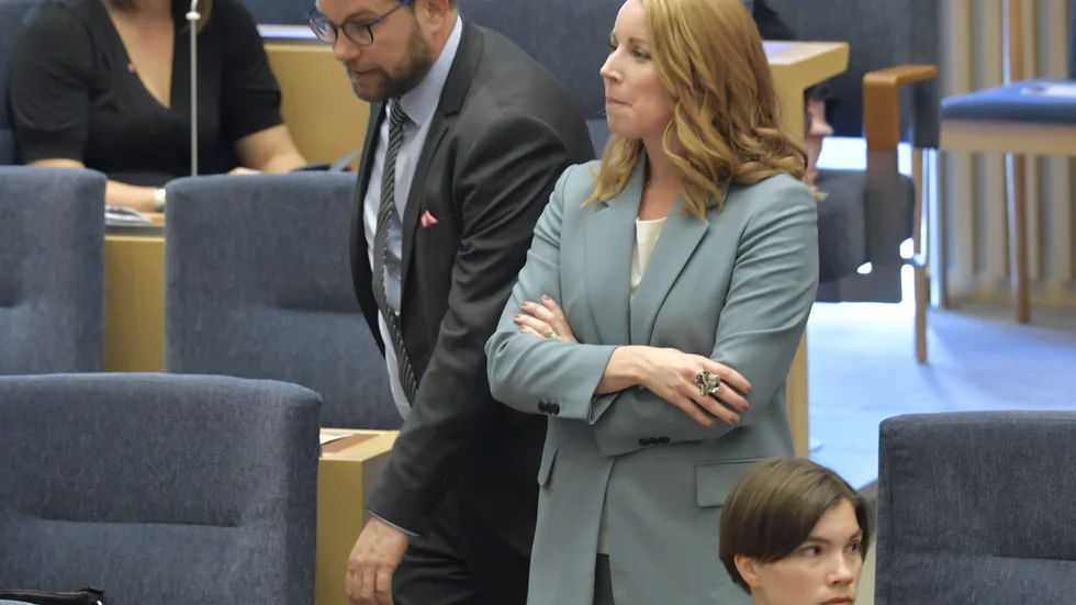 Annie Lööf (C) släpper fran Jimmie Åkesson (SD).
