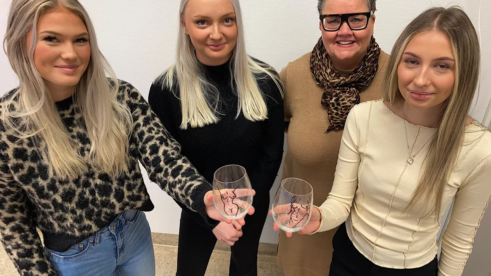 Nathalie Virding, Nova Karlsson, konstnären Maud Bexelius och Madeleine Berggren med kvinnoglasen. "Vi är nöjda med både utseende på glasen och budskapet" hälsar tjejerna.