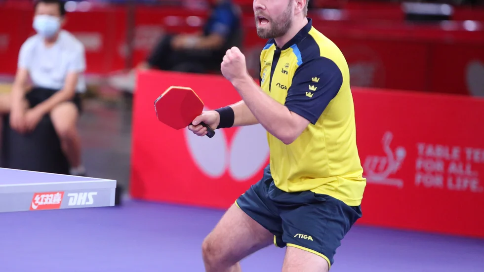 Jon Persson, med sitt nya kantiga racket, är vidare i VM.