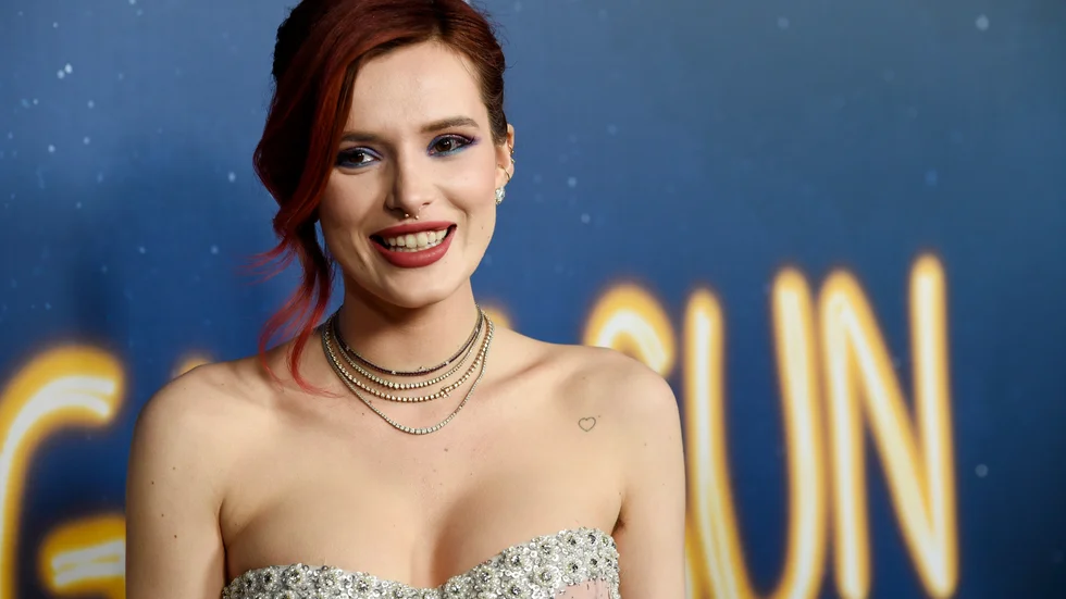 Bella Thorne spelar huvudrollen. 