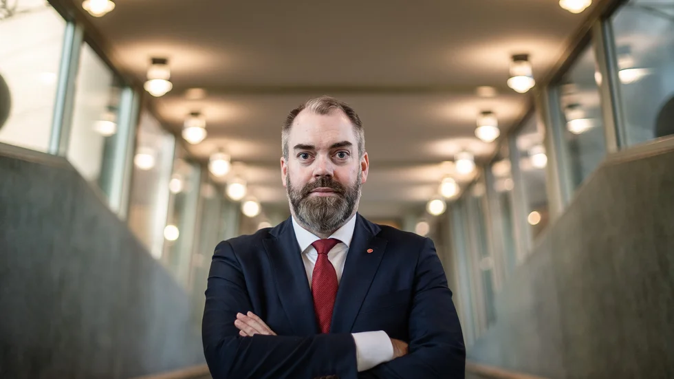 Fredrik Lundh Sammeli är ordförande i riksdagens justitieutskott. Han bör snabbt och resolut ta tag i skandalen med passen. 