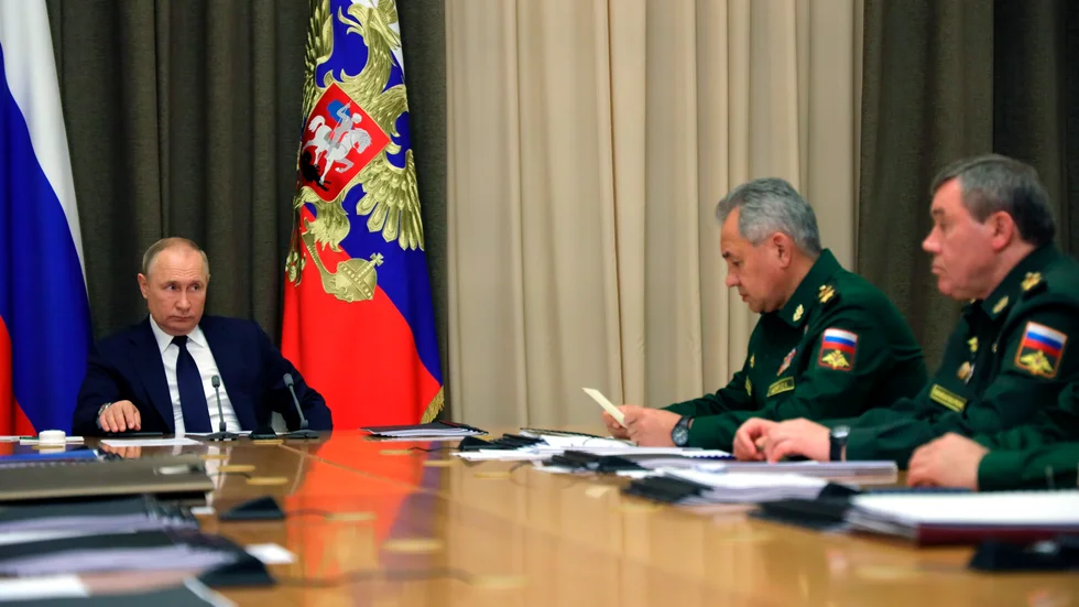 Den ryske generalen Valerij Gerasimov (längst till höger) uppges ha talat i telefon med den amerikanske motparten, general Mark Milley. På mötesbilden sitter president Vladimir Putin till vänster och försvarsminister Sergej Sjoguj i mitten. Arkivbild.