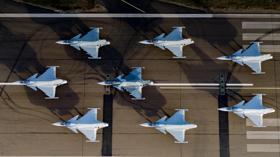 Åtta Gripen E-flygplan uppställda på start och landningsbanan i Linköping. 