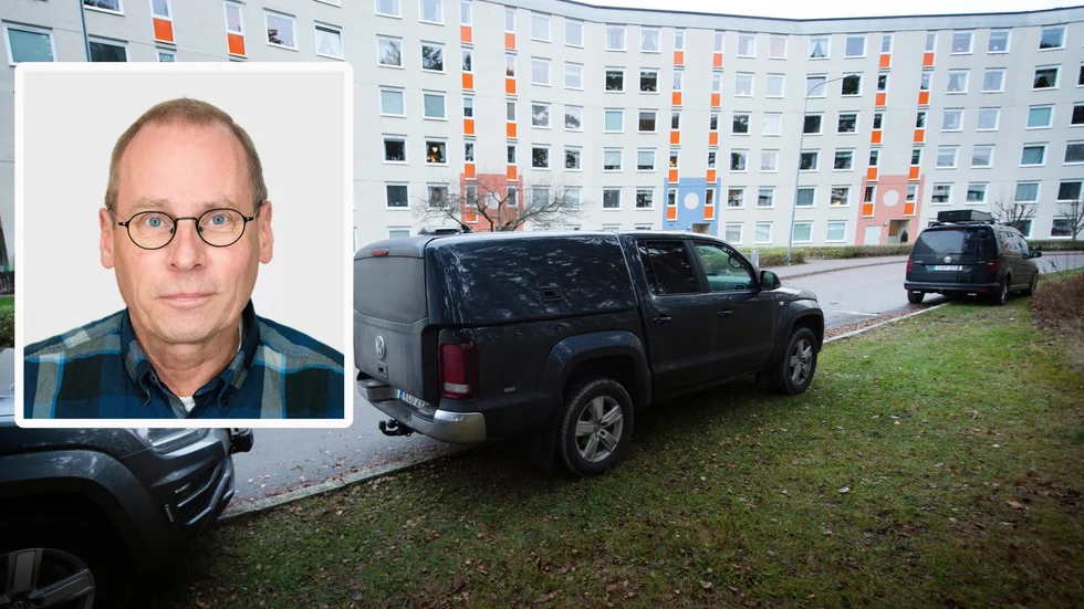 Anders Eberhardt (SD) misstänks för mord och brott mot griftefriden. Han greps på torsdagen och i samband med gripandet genomfördes en teknisk undersökning av hans bostad i Brandkärr.