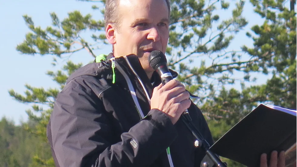  Prästen Mattias Huss talade vid gökottan på Hökmarksberget. 