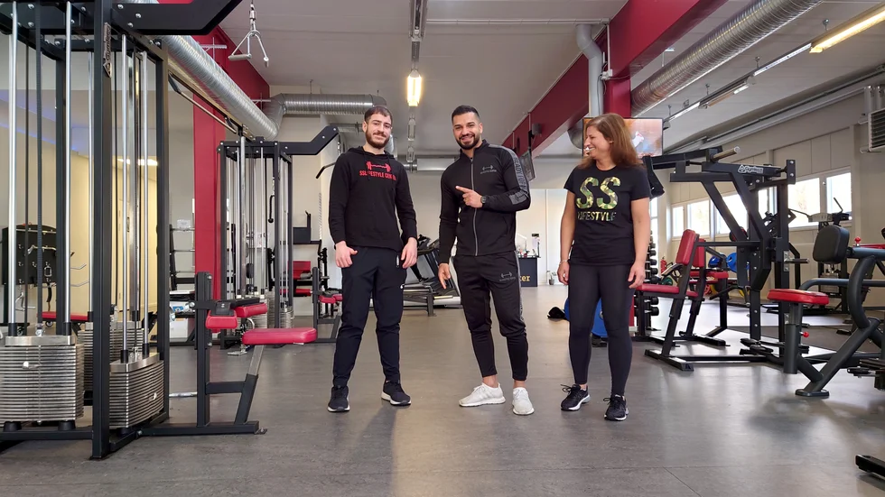 Saad Saad driver gymmet SS Lifestyle och brinner för att hjälpa människor göra livsstilsförändringar. Två av dem han engagerat sig i är Layth Al-khamees och Sarina Bandicksson som båda två gjort stora föränringar i sina liv.
