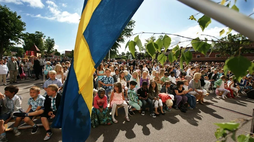 Låt sommarlovet vara! En skolavslutning någonstans i Sverige. Stig-Björn Ljunggren anser att staten ska hålla tassarna borta från de (få) fria veckor som finns kvar för barnen.