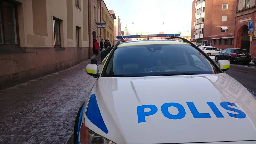 Bevakning. Det är det även utanför rätten när de kriminella är där.