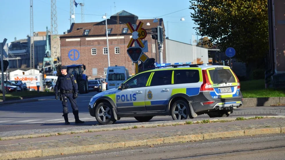 Avspärrat. Det är fortfarande inte klarlagt om det rör sig om en skarp laddning.
