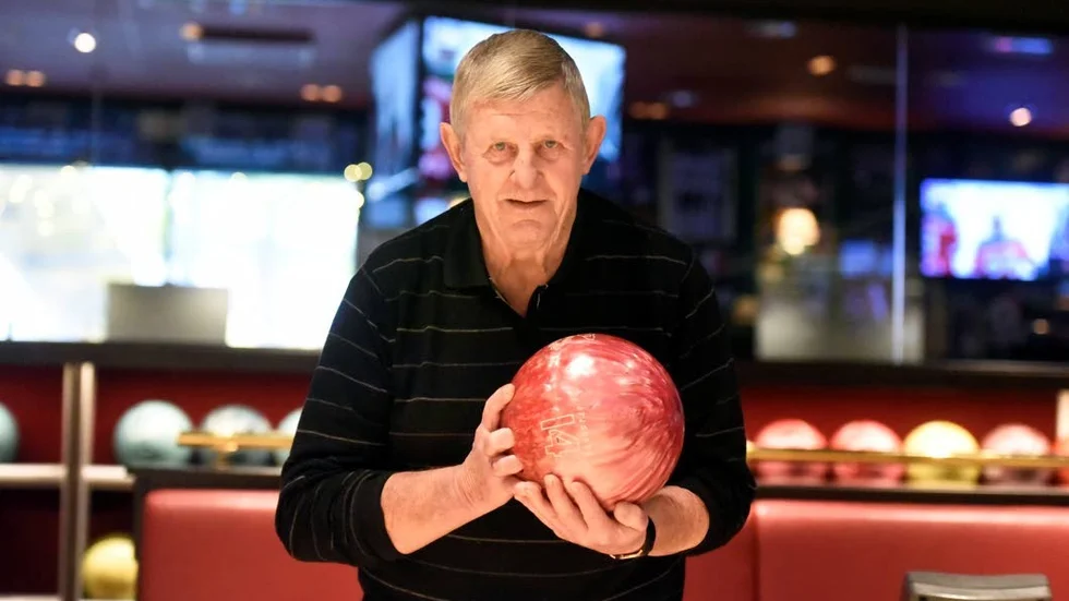 Full pott. 75-årige Gert Carlsson slog till med en 300-serie i bowling.