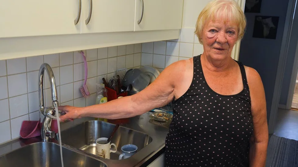 Kranen. Eva Stenström menar att den uppmätta  vattenförbrukningen måste vara för hög sedan individuell mätning infördes.