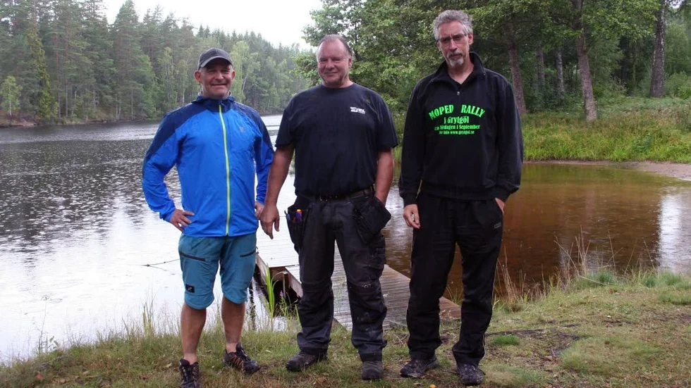 Taggade. Michael Einarsson, Göran Gustafson och Per Thyselius laddar för flergrensstafetten, framför "Dammen" där deltagarna kommer att simma och paddla kanot.