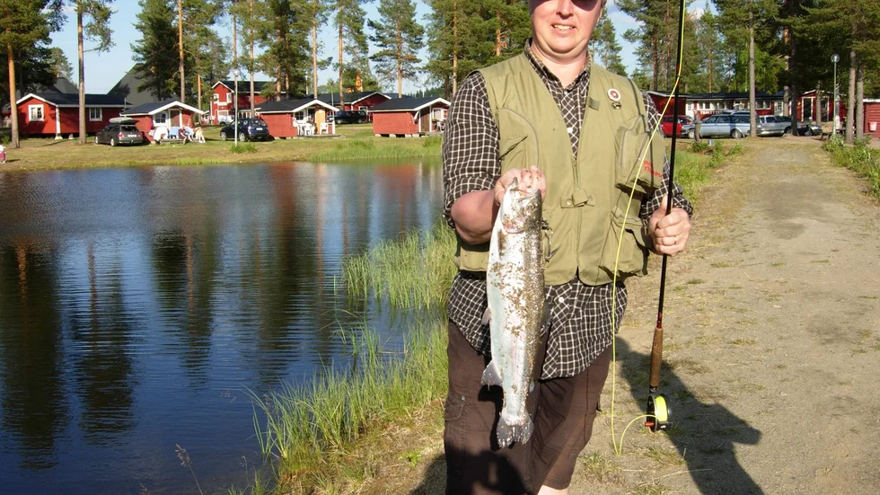 Jörgen Lundin. Visar upp en nyfångad firre.