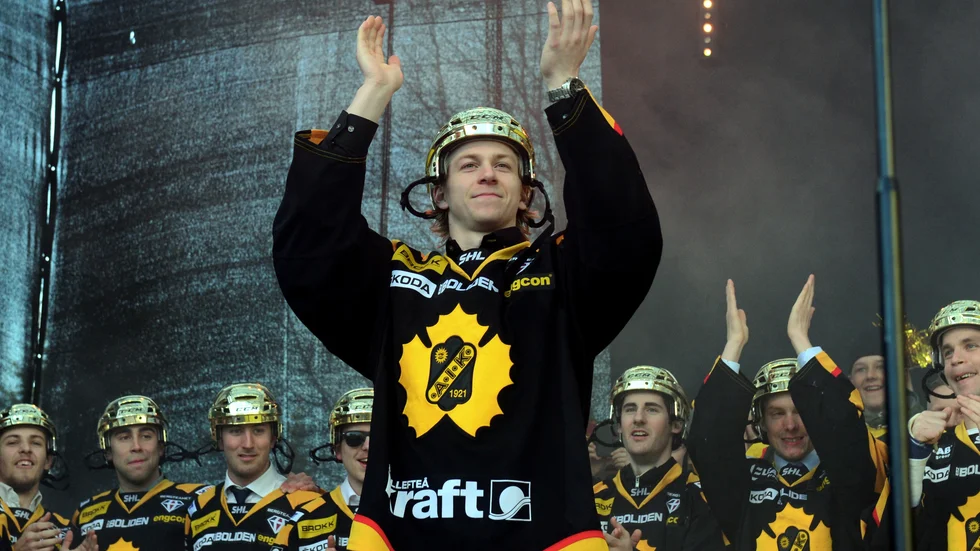 SKELLEFTE≈ 20140422 Anton Lindholm pÂ scen n‰r tusentals firade SkellefteÂ AIK och SM-guldet i ishockey pÂ Mˆjligheternas Torg i SkellefteÂ pÂ tisdagskv‰llen. Foto: Robert Granstrˆm / TT / kod 11104