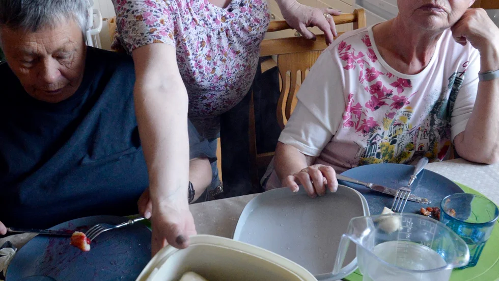 En ny omgång palt serveras av Britt-Marie Hansson. ”Jättegott”, säger Solveig Lestander.