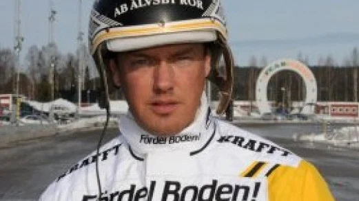 Jesper R Nilsson startar hästen Soleil DÍnverne i V75-omgången på hemmaplan. Hästen som körs av Erik Adielsson startar med tre raka segrar i bagaget.
