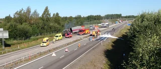 Lastbil i lågor vid Kåge