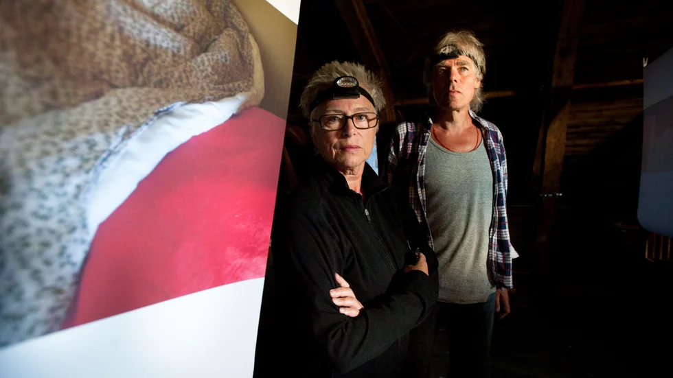 Obäddade sängar på vinden. Lisa W Carlson och Janne Björkman ledde guidningen genom utställningen på tre våningar.