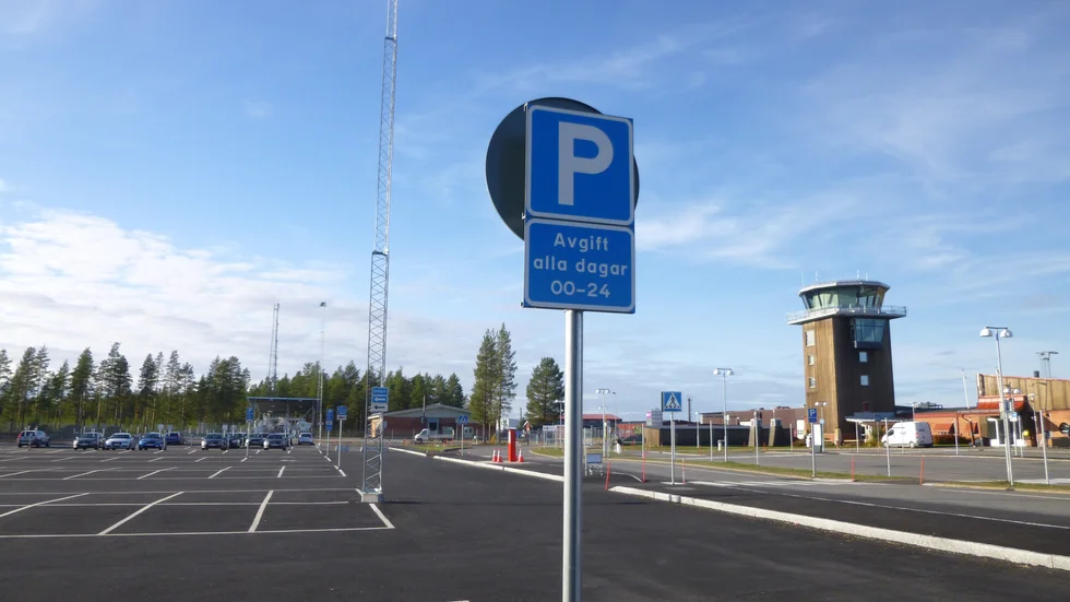 Skribenten funderar kring parkeringsförfarandet på Skellefteå Airport och får svar direkt.
