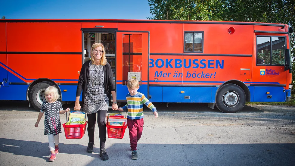 Rekordlån. Maria Degerfeldt lånar böcker tillsammans med barnen Alva Hedblad, 4 år, och Anton Waleij, 5 år.