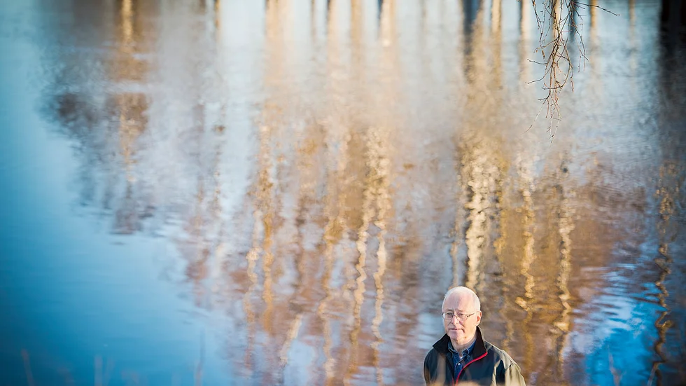 Midsommarafton 2012, vid den idylliska strandkanten, förändrades Martin Karlssons liv. Han föll handlöst från båten och blev förlamad. Foto: Lars Eriksson.