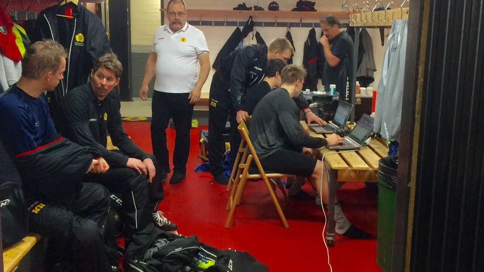Trivs tillsammans. AIK går bland annat igenom gårdagens match i omklädningsrummet. Foto: Roger Lindström.