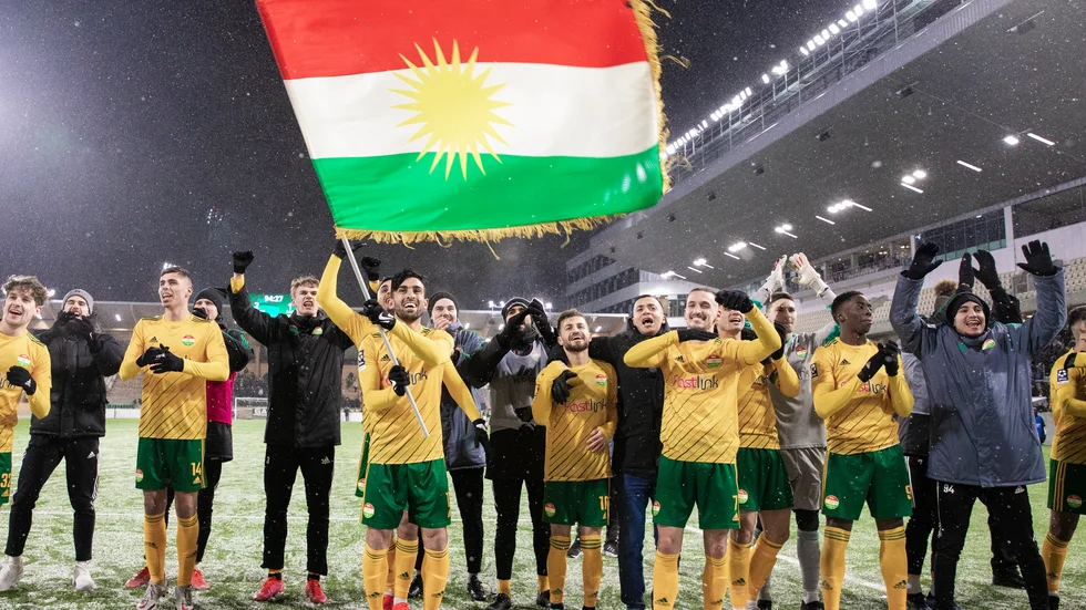 Dalkurd firar segern med fansen. 