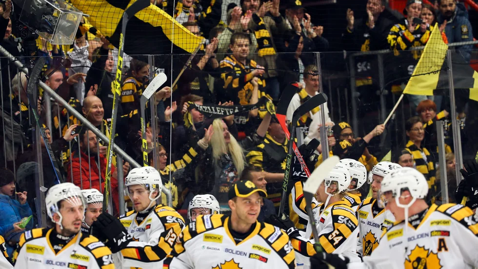 FANS PÅ PLATS. Det var många Skellefteå AIK-fans på plats i Örebro. De fick fira ordentligt då laget bröt den dystra sviten på fyra raka förluster i Örebro. Foto: Johan Bernström.