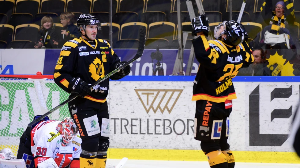 Lättnad. Kolla Axel Holmströms lättnad efter att han gjort säsongens första mål i SHL. Jimmie Ericsson stod för passet. Foto: ROBERT GRANSTR÷M / TT NYHETSBYR.