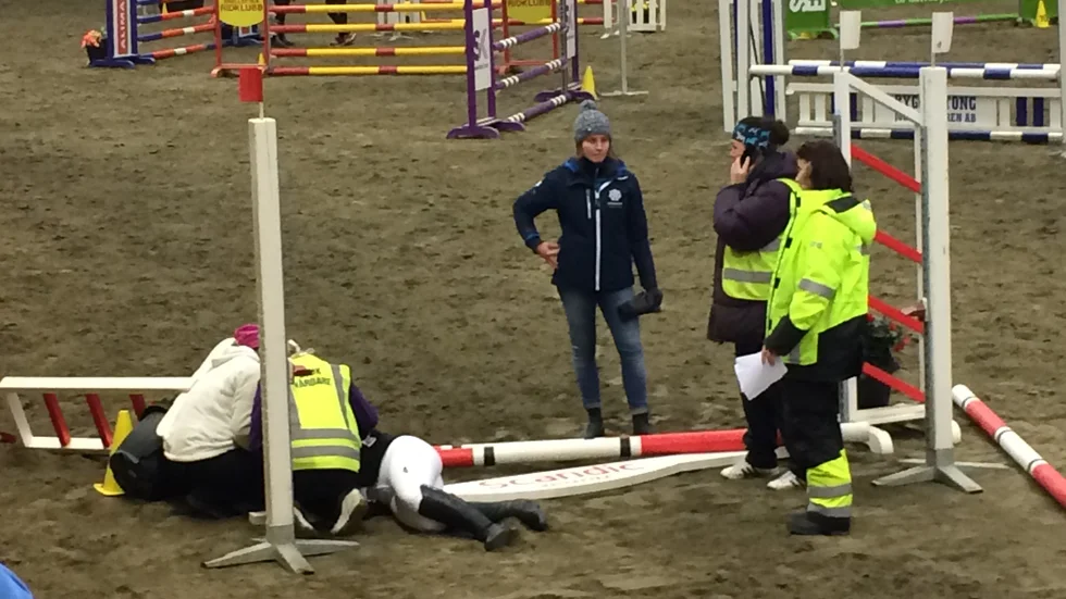 Vård. Ryttaren fick vård av sjukvårdare på plats innan ambulansen kom till platsen. Foto: Kent Vikström.