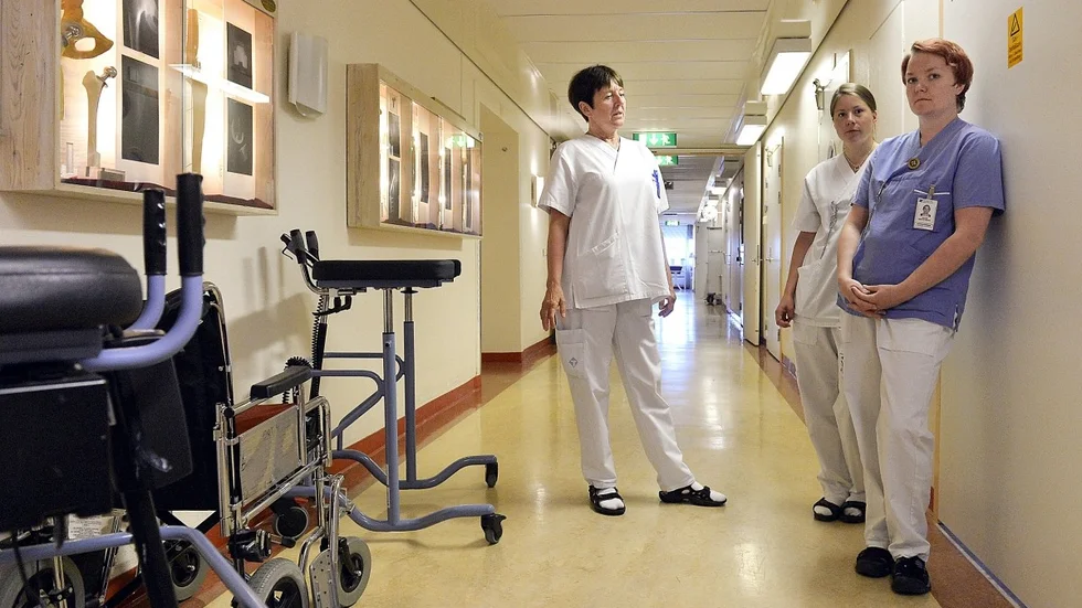 Konstant. ”Patientflödet är konstant. De kommer även om någon i Umeå sagt att vi ska ha färre vårdplatser”, säger sjuksköterskan Mirjam Abrahamsson, längst till höger. Bakom henne sjuksköterskan Emma Stenberg, till vänster undersköterskan Louise Lindgren. Foto: Jeanette Lövgren