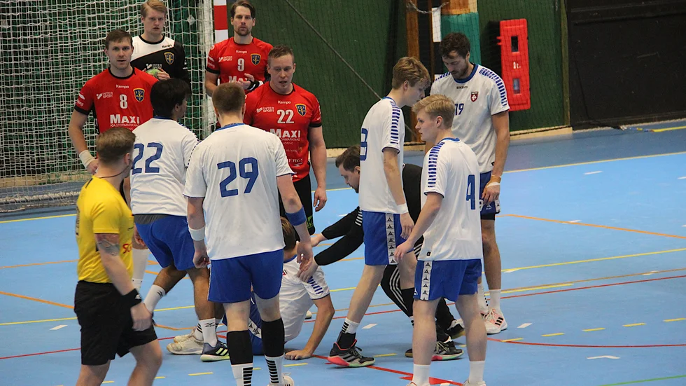 EHF har varit mer heta än i matchen mot Täby. Joel Eneroth Ädel (22) var dock snäppet för het och drog på sig ett rött kort precis i inledningen av andra halvleken. Viktor Berg von Linde, Hampus Wallin och Gustav Odeheim konstaterar att det ser tungt ut.